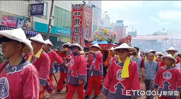 ▲▼苗栗縣通霄鎮拱天宮建廟160週年，29日將舉辦「慈暉映沙墩」活動，邀請各地媽祖婆共襄盛舉，北港朝天宮媽祖提早1天到達通霄，上午在通霄鎮市區遶境賜福。（圖／記者蔡文淵翻攝）