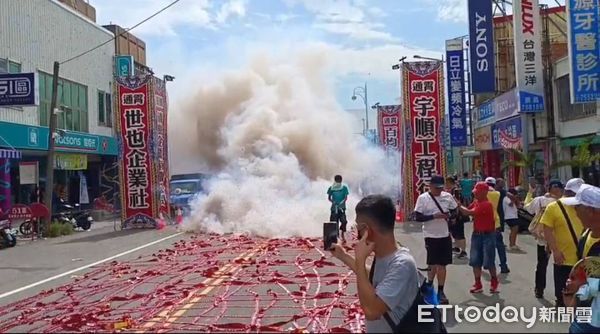 ▲▼苗栗縣通霄鎮拱天宮建廟160週年，29日將舉辦「慈暉映沙墩」活動，邀請各地媽祖婆共襄盛舉，北港朝天宮媽祖提早1天到達通霄，上午在通霄鎮市區遶境賜福。（圖／記者蔡文淵翻攝）