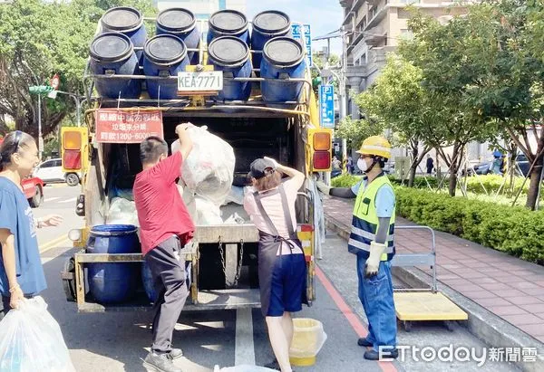 ▲針對中秋節連假，桃園市環保局指出，除週日不收垃圾外，其餘兩天正常清運垃圾。（圖／記者沈繼昌翻攝）