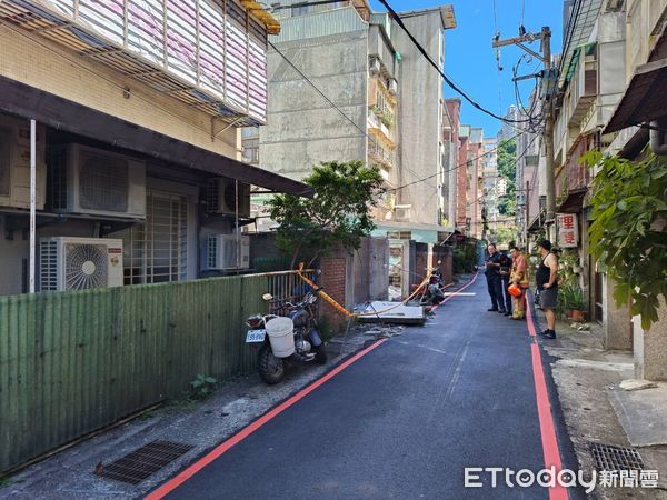 ▲新店老屋進行翻修時，水泥雨遮突然掉落壓傷工人。（圖／記者陸運陞翻攝）