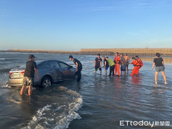 ▲▼苗栗後龍外埔漁港南側27日傍晚2車受困沙灘，經海巡人員協助白車脫困，黑車仍遭滅頂，所幸人員均安。（圖／記者蔡文淵翻攝）