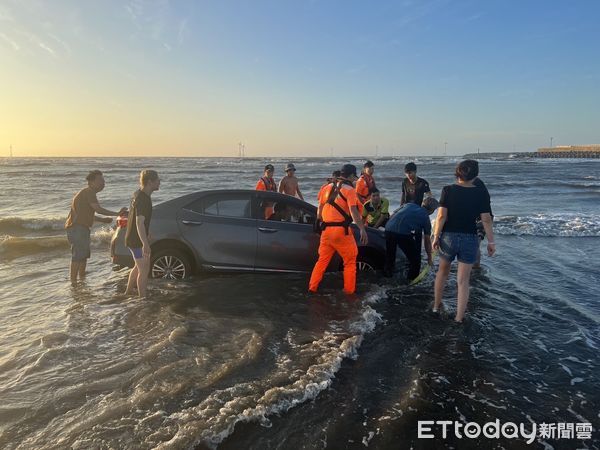 ▲▼苗栗後龍外埔漁港南側27日傍晚2車受困沙灘，經海巡人員協助白車脫困，黑車仍遭滅頂，所幸人員均安。（圖／記者蔡文淵翻攝）