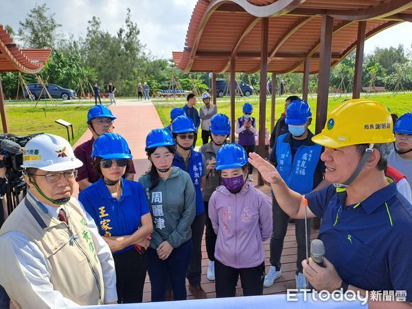 ▲台南市長黃偉哲對於海堤工程能用心打造綠色海堤風貌，並將相關地景融入在地「鯤鯓文化」打造鯤鯓意象廣場及夕照平臺表示肯定。（圖／記者林東良翻攝，下同）