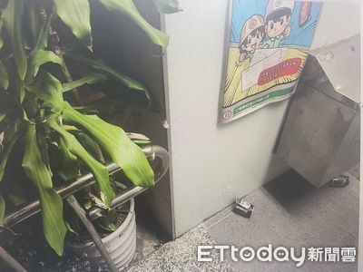 白衣男2度狂砸郵局提款機「猛丟飲料罐+花盆」畫面曝　警全面緝兇