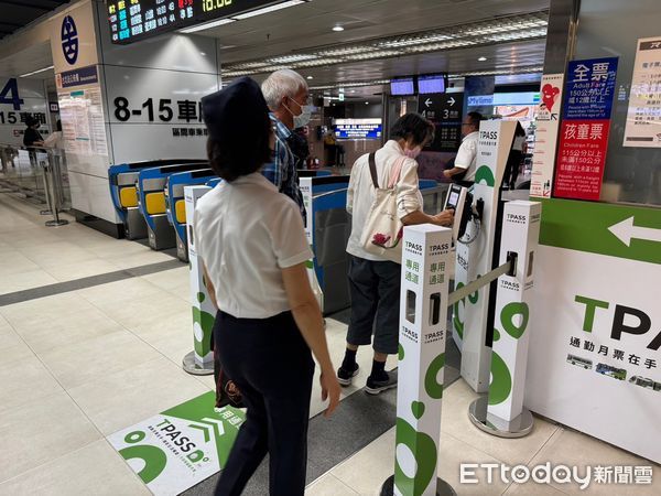 ▲▼台鐵,疏運,台北車站,月票,閘門,旅客,通勤月票     。（圖／記者李姿慧攝）