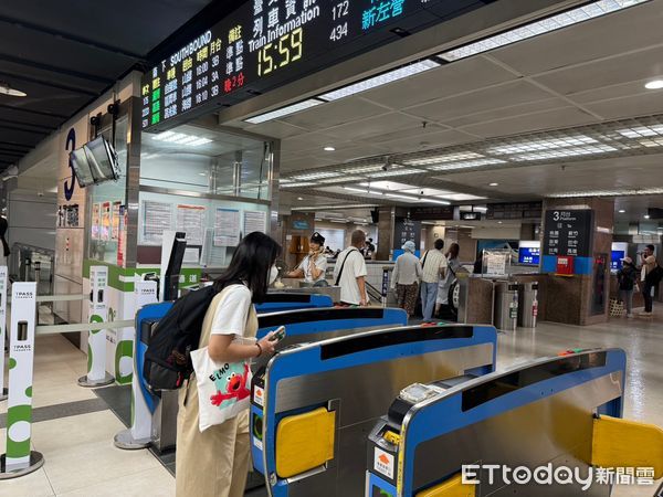 ▲▼台鐵,疏運,台北車站,月票,閘門,旅客,通勤月票     。（圖／記者李姿慧攝）