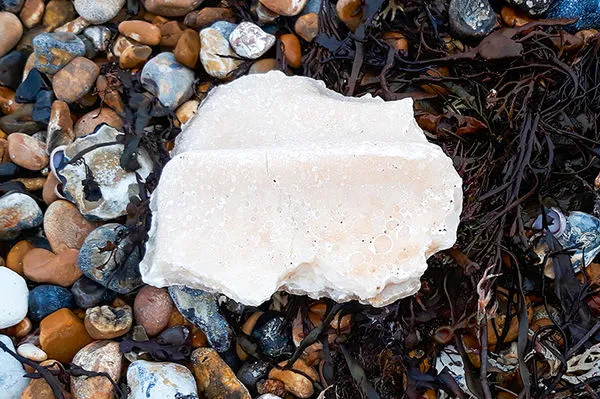 ▲▼英國西薩塞克斯郡多處海灘都發現了這些半固體的脂肪塊，而隨著風暴帶來的降雨和強風，也進而導致更多脂肪塊被沖上岸。脂肪塊。（圖／翻攝自Facebook／Adur & Worthing Councils）