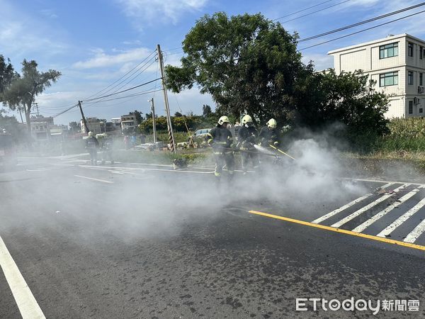 ▲▼金門一輛貨車昨日下午行經金寧鄉后沙路段時，載運的貨物突然冒出濃煙起火燃燒。（圖／記者林名揚翻攝）