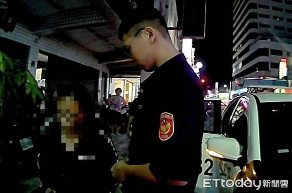 ▲台南市警二分局民權派出所警員陳科志、蔡佳憲等2員，緝獲42歲吳姓毒品女通緝犯，起獲安非他命毒品。（圖／記者林東良翻攝，下同）