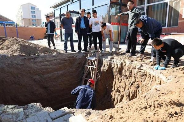 ▲辦案人員用挖掘機開挖，在地下5公尺處找到遺骸，偵破31年前發生的懸案。（圖／翻攝北青報）