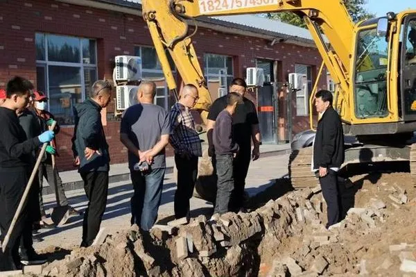 ▲辦案人員用挖掘機開挖，在地下5公尺處找到遺骸，偵破31年前發生的懸案。（圖／翻攝北青報）