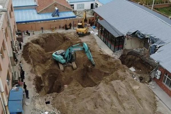 ▲辦案人員用挖掘機開挖，在地下5公尺處找到遺骸，偵破31年前發生的懸案。（圖／翻攝北青報）