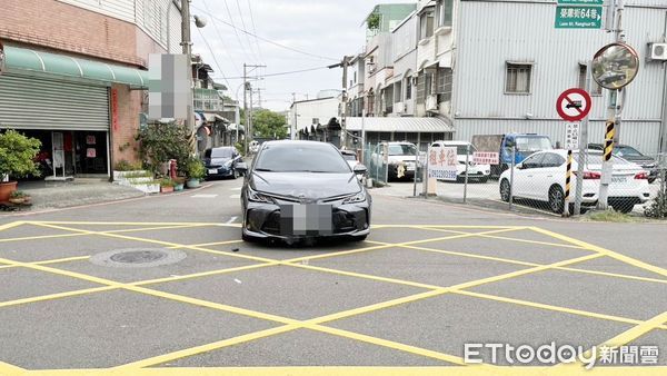 ▲桃園市麥姓男子今天清晨駕駛行經桃園區榮華街巷弄時，失控碰撞橫向吳姓女子駕駛休旅車，車頭碰撞處明顯毀損。（圖／記者沈繼昌翻攝）