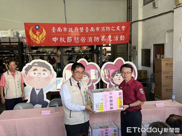 ▲台南市長黃偉哲及消友會魏千芸副理事長、第二辦事處胡正德處長，特地前往消防局第二大隊駐地，慰問留守的警消人員，感謝他們的辛勞及付出。（圖／記者林東良翻攝，下同）