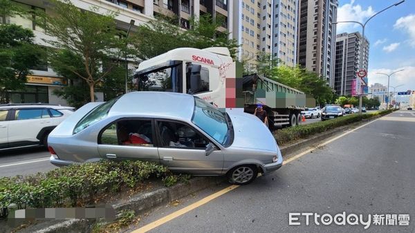 ▲▼開車疑硬切車道…遭後方曳引車推撞！　人車轉180度卡分隔島             。（圖／記者戴上容翻攝）