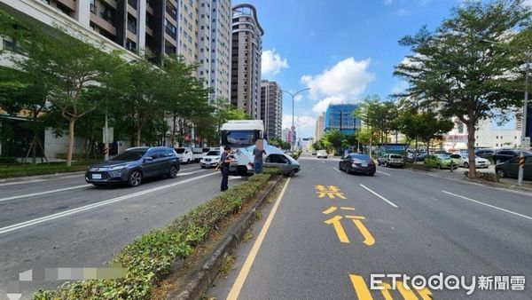 ▲▼開車疑硬切車道…遭後方曳引車推撞！　人車轉180度卡分隔島             。（圖／記者戴上容翻攝）