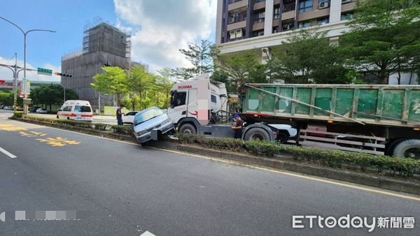 ▲▼開車疑硬切車道…遭後方曳引車推撞！　人車轉180度卡分隔島             。（圖／記者戴上容翻攝）