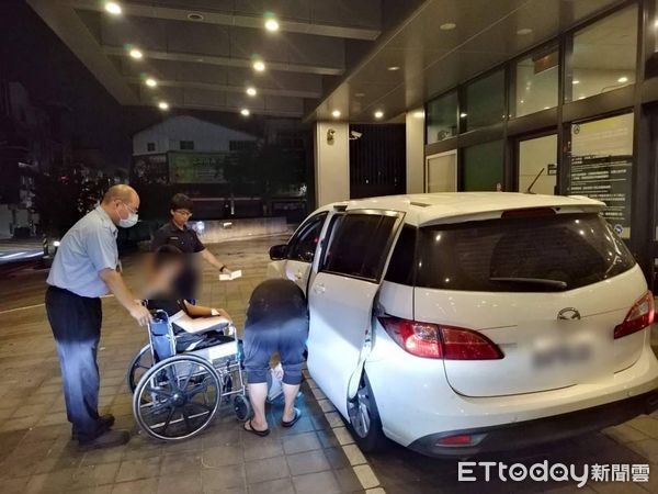 ▲20幾歲的年輕男子忽然身體不適全身癱軟，家人開車送他就醫，車子行經臺西分局麥寮分駐所時向警方求救，員警立即衝上警車為他開路。（圖／記者蔡佩旻翻攝）