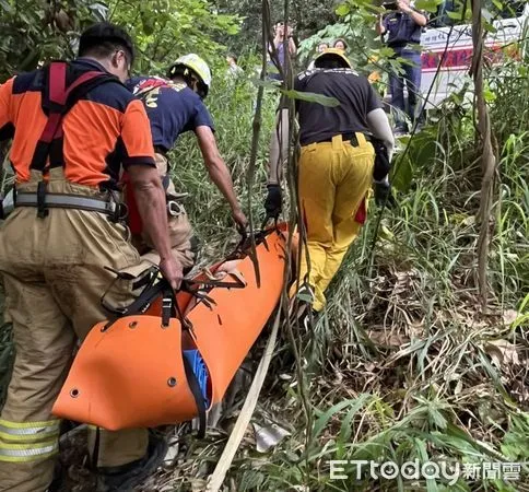 ▲70多歲老婦人失蹤多日，警方發現跌落30公尺深山區，消防人員搶救脫困送醫。（圖／民眾提供，下同）