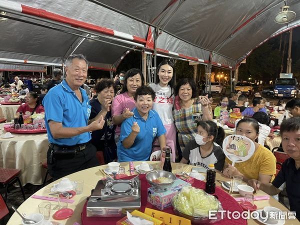 ▲「中秋月圓、良友情緣」，台南市「曾順良之友會」與市議員曾之婕服務處，28日晚上租用大東夜市廣場，聯合舉辦中秋聯歡晚會，席開150桌場面相當浩大。（圖／記者林東良翻攝，下同）