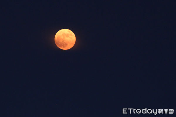 ▲雲林中秋月圓，大大的月亮呈現橘紅色相當美麗，不時遭雲層遮蔽，民眾今日抬頭賞月恐要碰運氣。（圖／記者蔡佩旻攝）