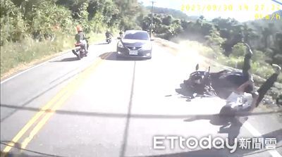路面崎嶇超車打滑側翻自摔　騎士連滾3圈跌入茶園待救