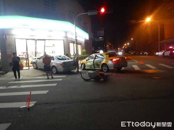 ▲▼台中1輛自小客車行經路口沒有減速，撞擊計程車，還好運將命大沒事。（圖／民眾提供，下同）