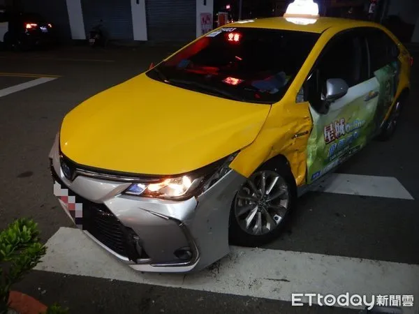 ▲▼台中1輛自小客車行經路口沒有減速，撞擊計程車，還好運將命大沒事。（圖／民眾提供，下同）
