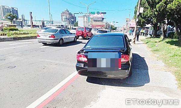 ▲桃園市蘆竹警方昨天上午在龍潭區中興路查獲逃逸的黑色轎車。（圖／記者沈繼昌翻攝）