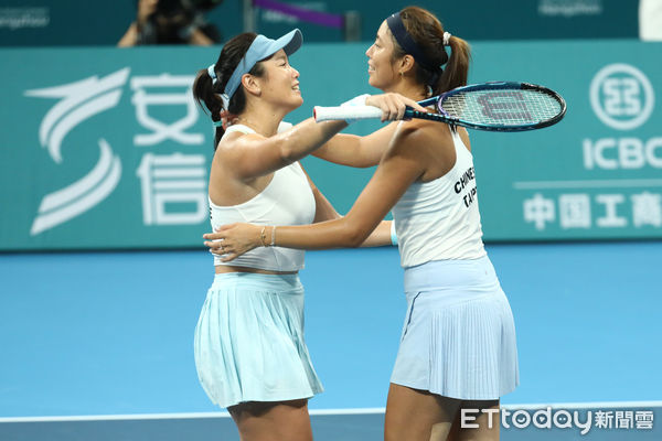 ▲亞運女子網球雙打，詹詠然、詹皓晴擊敗李亞軒、梁恩碩奪金。（圖／記者林敬旻攝）