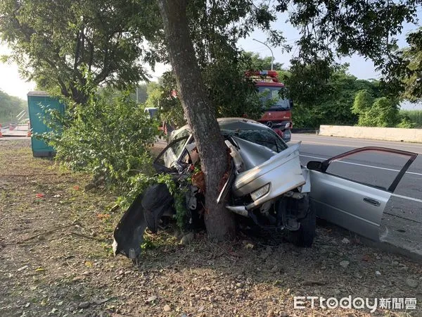 ▲高速超車1分鐘自撞，車頭撞爛包住樹幹駕駛當場亡。（圖／記者翁伊森翻攝）