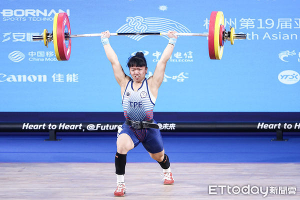 ▲亞運女子舉重55公斤級陳冠伶第一次挺舉108公斤。（圖／記者林敬旻攝）
