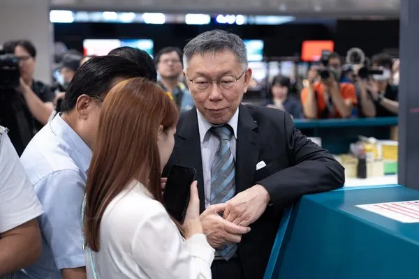 ▲▼民眾黨主席柯文哲出訪美西行程，在桃園機場受訪。（圖／民眾黨提供）