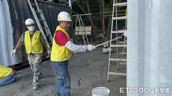 ▲台南做工行善團中秋連假出勤，前往弱勢案家修繕房屋，市長夫人劉育菁代表黃偉哲市長，帶來應景紅文旦及飲品慰勞辛苦的修繕志工。（圖／記者林東良翻攝，下同）