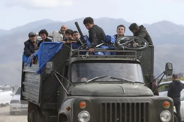 ▲▼亞塞拜然重奪納卡區，當地居民逃往亞美尼亞。（圖／達志影像／美聯社）