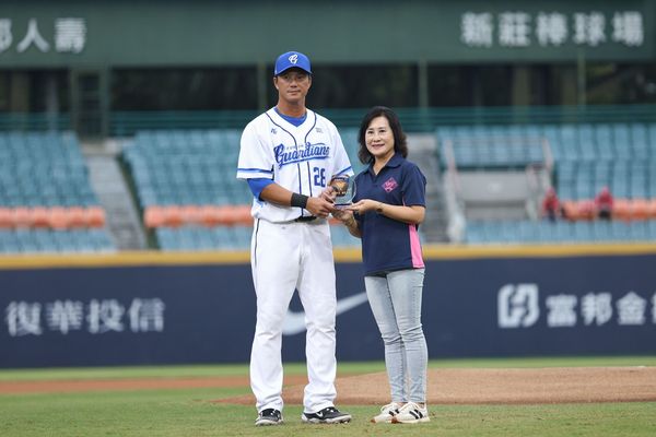 ▲高國輝、師母謝榮瑤、林智勝   。（圖／富邦悍將提供）