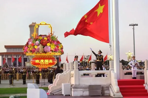 ▲▼中共建政74周年　30萬人在天安門廣場升旗。（圖／翻攝央視）