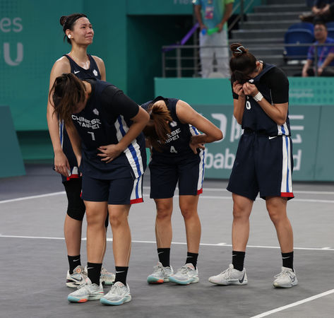 ▲中華3X3女籃銅牌戰敗北，全體隊員流下不甘心淚水。（圖／中華奧會提供）