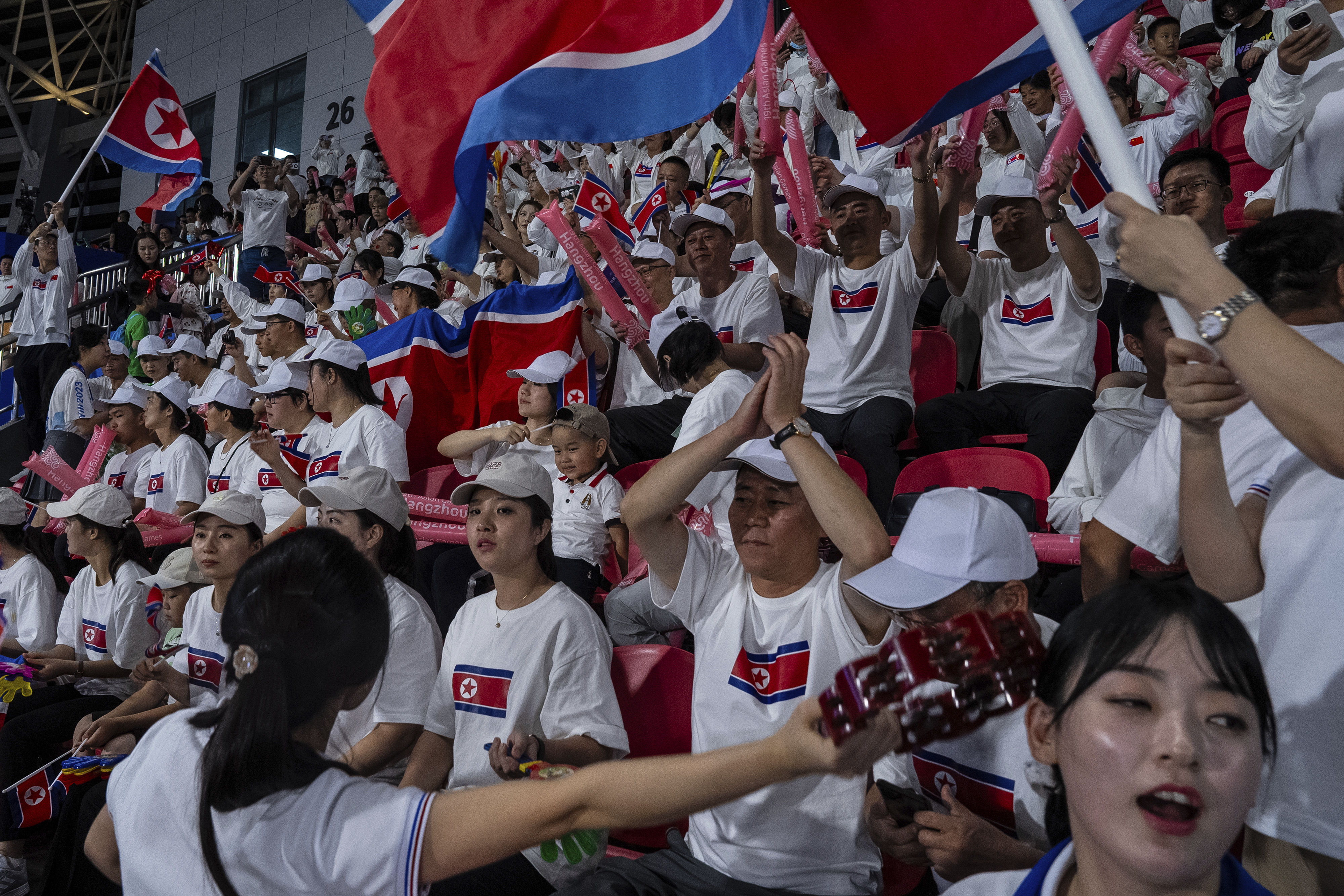 ▲▼北韓正妹加油團，在杭州亞運男子足球賽八強為北韓隊歡呼。（圖／達志影像／美聯社）