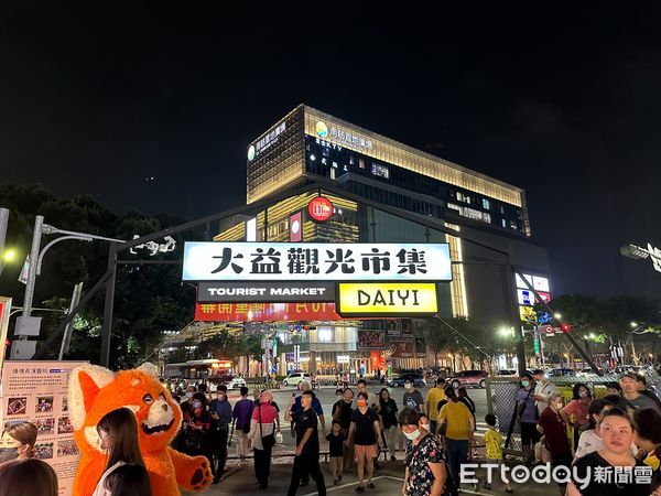 ▲台南市東區「大益夜市」10月1日盛大開幕，民眾在夜市拍照打卡，即可獲得100元消費券，迅速搶領一空。（圖／記者林東良翻攝，下同）