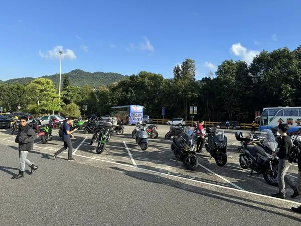 ▲▼「通勤者之歌」1日號召騎士在石碇服務區進行「停車大富翁」，訴求大型重機也可停放一般機車停車格。（圖／翻攝自Facebook／通勤者之歌）