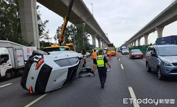 ▲▼        國一北上桃園段翻車事故     。（圖／記者楊淑媛翻攝）