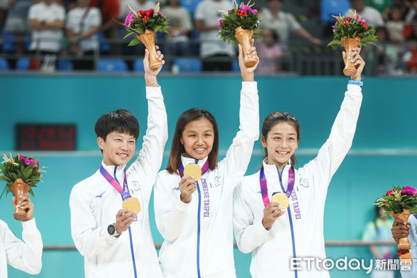 ▲亞運女子競速滑輪3000公尺接力金牌中華隊。（圖／記者林敬旻攝）