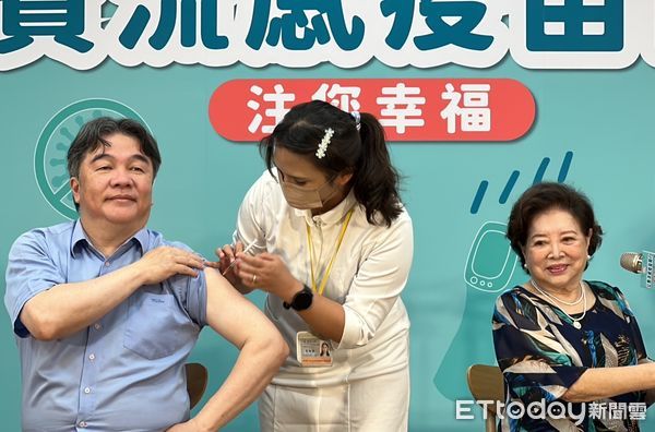 王必勝和國民阿嬤陳淑芳今接種公費流感疫苗。（圖／記者趙于婷攝）