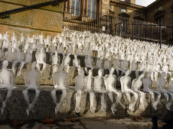 「2023台北白晝之夜」今年邀請巴西藝術家暨獨立研究者 Néle Azevedo，帶來的最小紀念碑「小冰人」闡述暖化議題。（藝術家 Brief introduction of Néle提供）