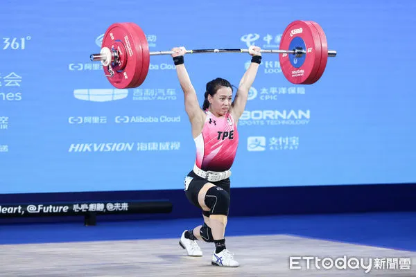 ▲亞運女子舉重59公斤級挺舉，中華隊郭婞淳第二次試舉成功。（圖／記者林敬旻攝）