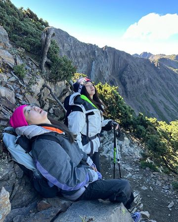▲金針菇和林瑄身為爬百岳菜鳥，第一次挑戰就是玉山。（圖／翻攝自Instagram／1_shiuan_0）