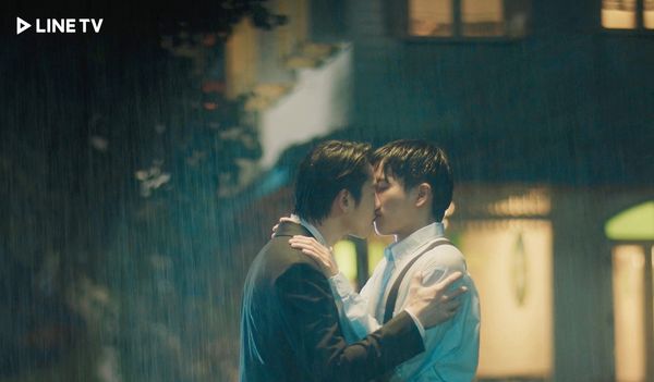 ▲《愛的香氣》查農、Bright（左）雨中浪漫擁吻。（圖／LINE TV提供）