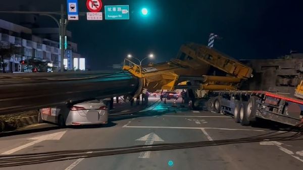 桃園捷運吊車翻覆。（圖／翻攝自記者爆料網）