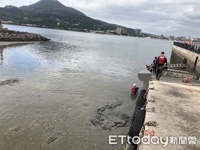 快訊／淡水捷運站後方驚見無名女浮屍！白衣黑短褲身分待查